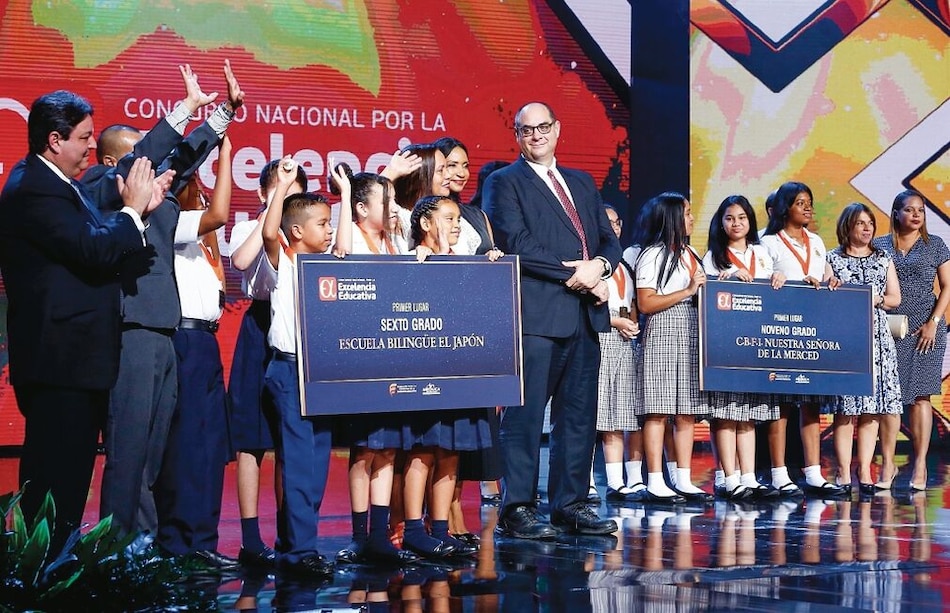 Ganadores del concurso de excelencia educativa asisten a una capacitación en Colombia