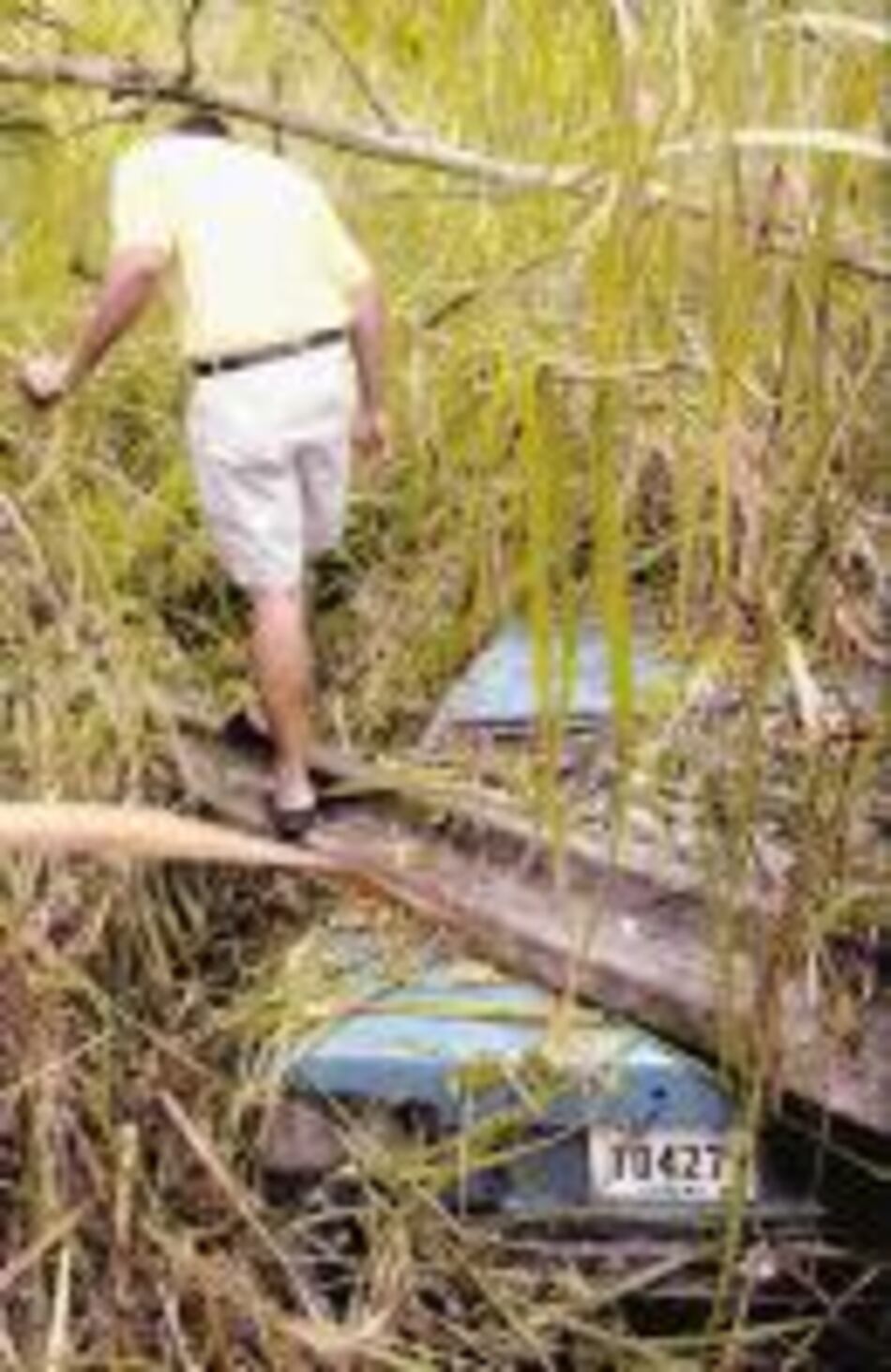 Dos autos caen al vacío