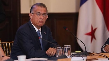 Ministro Valderrama presenta proyecto que reforma la ley de pesca y acuicultura