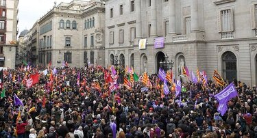 España se moviliza por las mujeres con una inédita huelga
