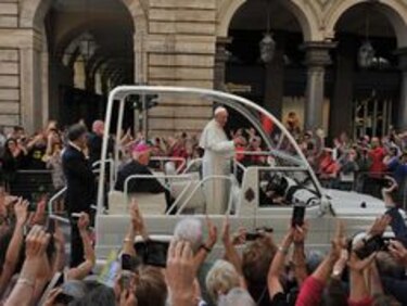 Papa denuncia la corrupción y las mafias; pide apertura hacia los migrantes
