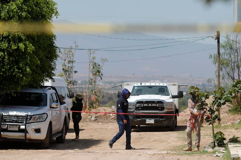 Militares y policías se repliegan tras despejar parcialmente carretera troncal de Bolivia