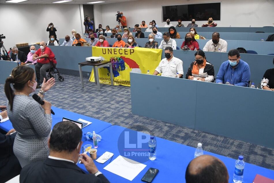 Docentes que están en paro se reúnen con las autoridades educativas