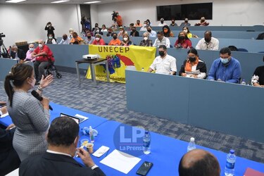 Docentes que están en paro se reúnen con las autoridades educativas