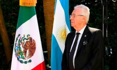 Renuncia embajador mexicano acusado de robar un libro en Argentina