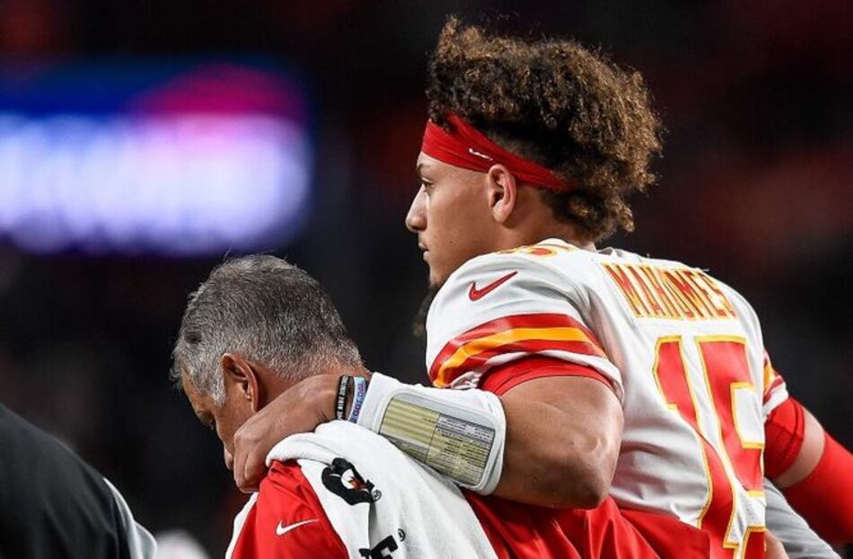 Los Chiefs respiran: Mahomes fuera por solo tres semanas