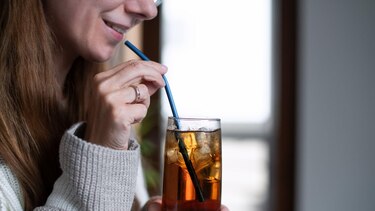 Por qué cuando tomamos helados o bebidas frías tenemos la sensación de que nos duele el cerebro (y cómo evitarlo)