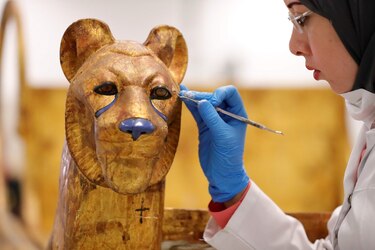 Egipto exhibe la restauración del sarcófago dorado de Tutankamón