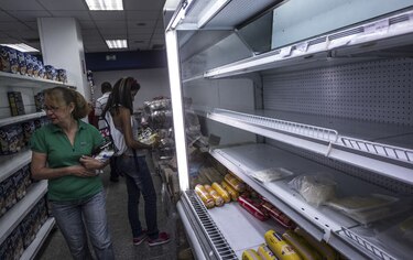 Cajas de alimentos,  solución ante escasez en Venezuela