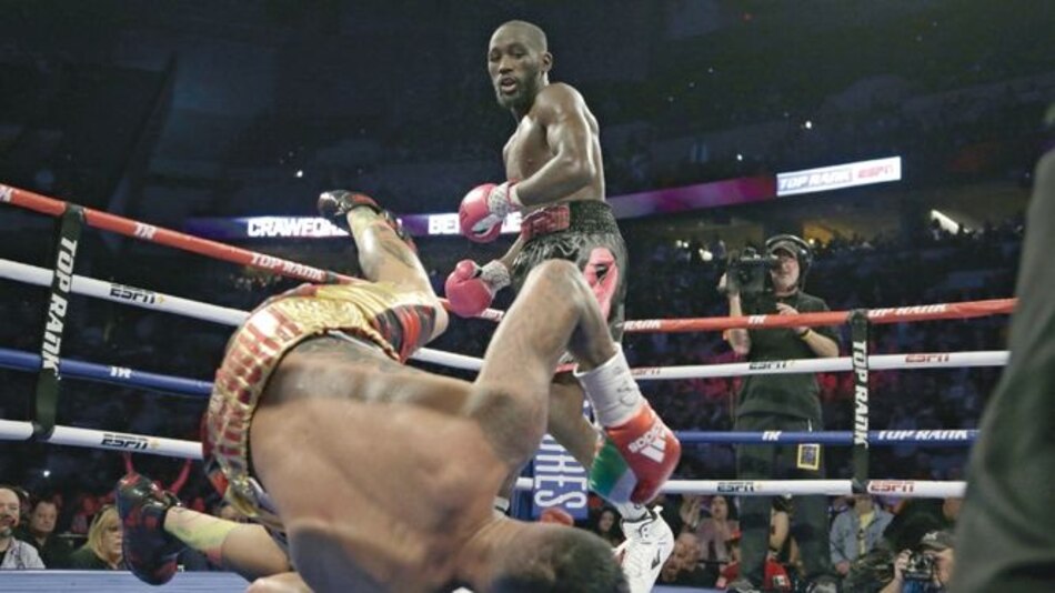 Crawford derrota a Benavidez