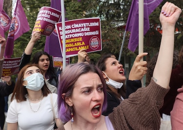Cientos de personas se manifiestan en Turquía en defensa de una asociación de derechos de la mujer