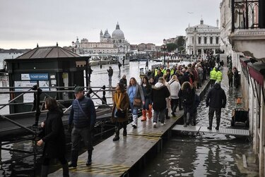 Venecia espera medidas urgentes para levantarse de históricas inundaciones