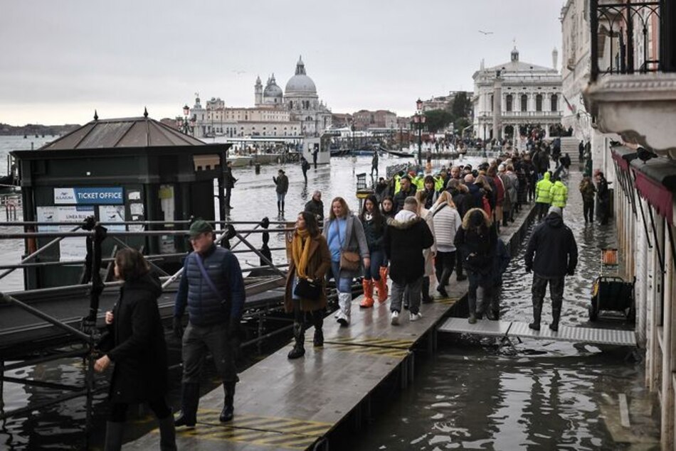 Venecia espera medidas urgentes para levantarse de históricas inundaciones