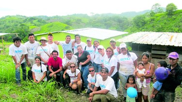 Porsche Panamá y Techo construyen viviendas