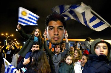 Suárez llega en silencio a Uruguay y se refugia con su familia