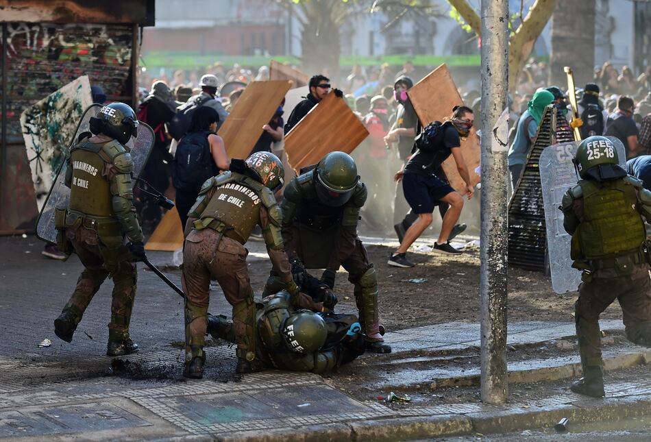 Incendios y un robo millonario en otra noche de violencia en Chile