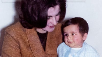 ‘Me dijeron que jamás lo volvería a ver’: las más de 250,000 solteras que fueron forzadas a dar sus hijos en adopción a mediados del siglo pasado en Reino Unido