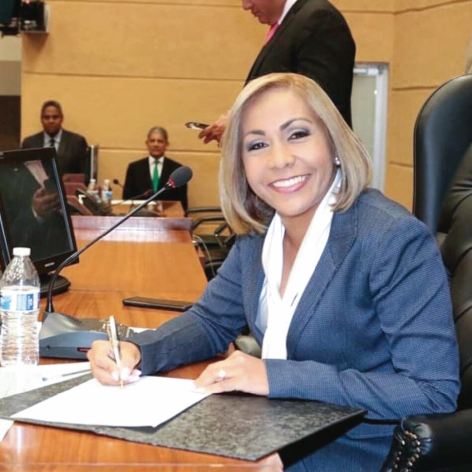 Yanibel Ábrego otorgó millones de dólares en contratos directos