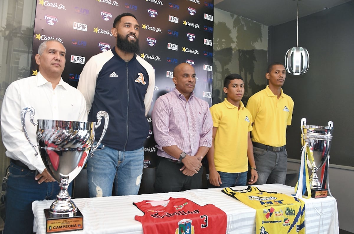 Jair Peralta (Cen.), presidente de Fepaba, destacó las llaves de semifinales. Elyseé Fernández