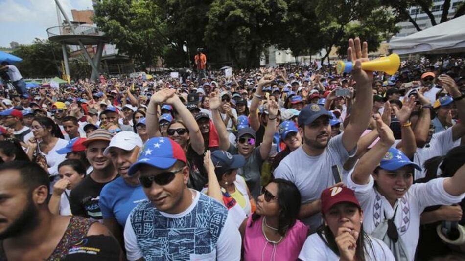 Venezolanos salen a las calles para defender la libertad de expresión