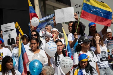 Familiares de presos políticos tildan de ‘show’ visita del Parlamento a cárcel en Caracas