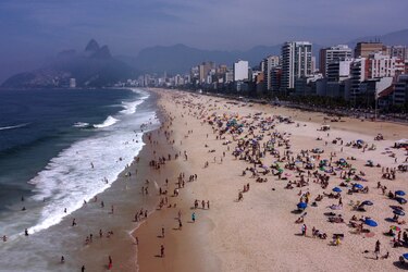 Miles de bañistas en las playas de Rio de Janeiro pese a restricciones por Covid-19