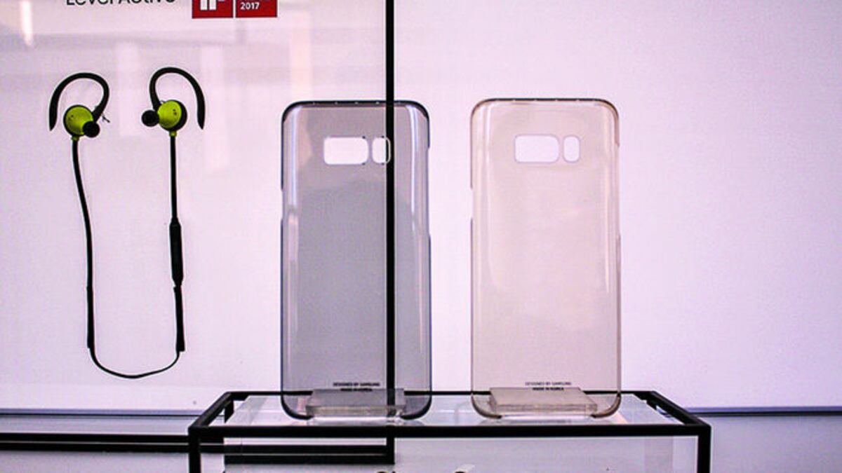 Los accesorios incluyen protectores y audífonos.