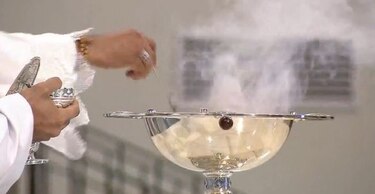 Papa Francisco consagra el altar de la Basílica Santa María la Antigua y celebra su restauración