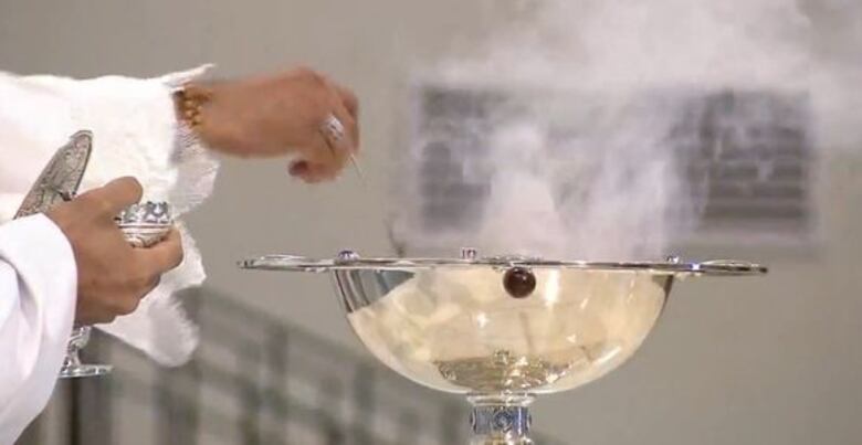 Papa Francisco consagra el altar de la Basílica Santa María la Antigua y celebra su restauración