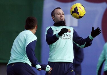 Iniesta firma la ampliación del contrato con el Barca hasta 2018