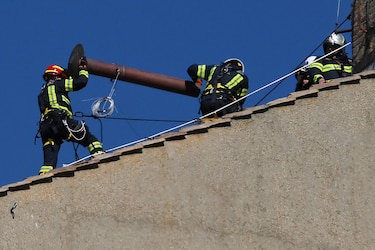 Se instala la chimenea en la Capilla Sixtina para el cónclave