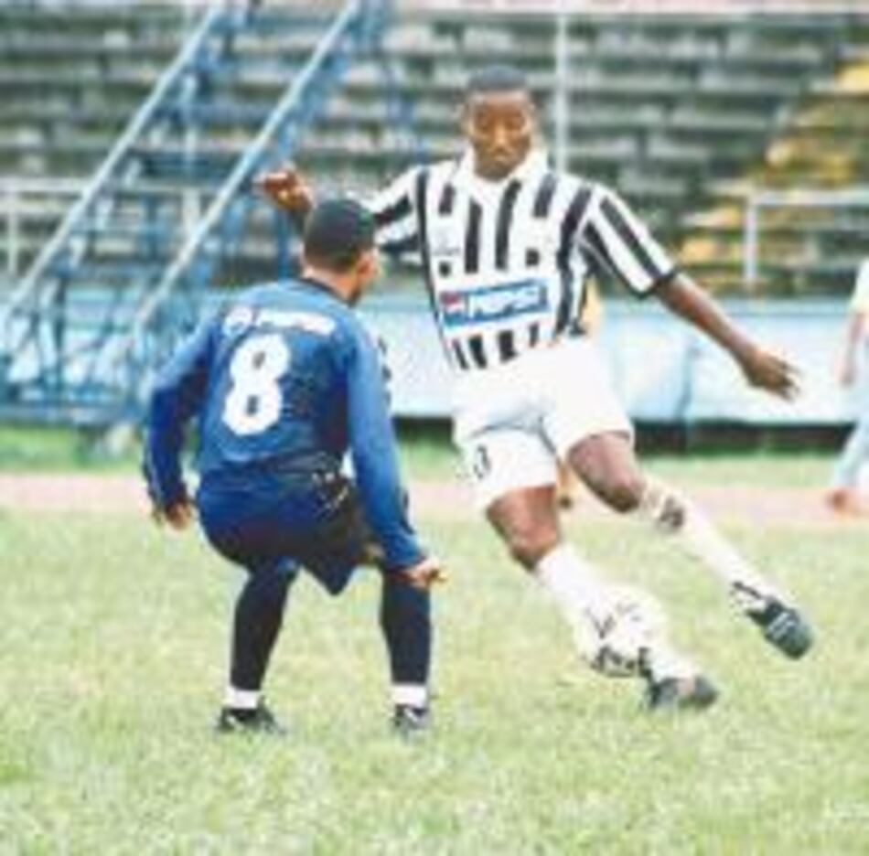 Tauro derrota a Arabe Unido con goles de Cubilla