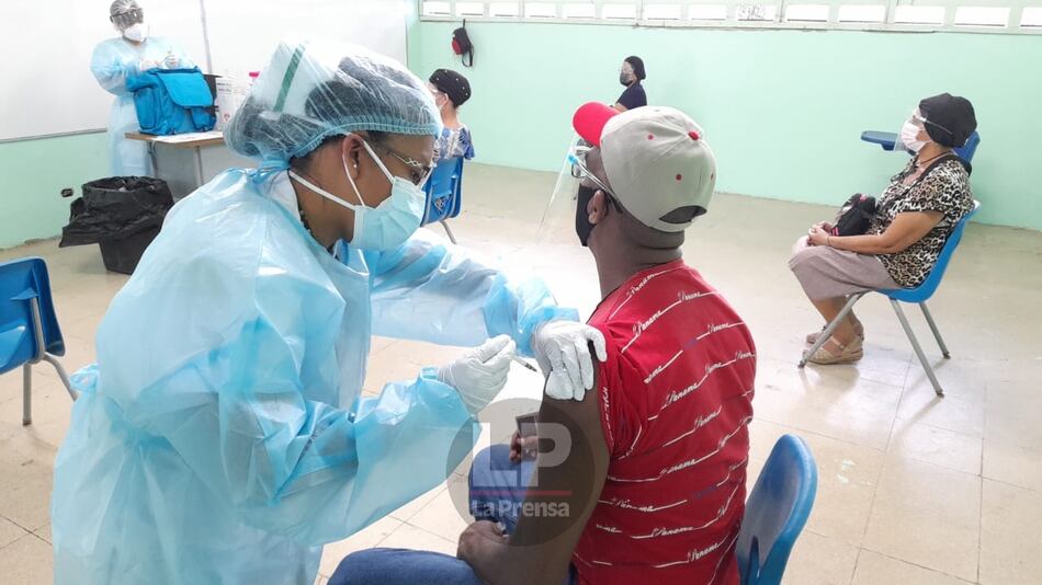 Se inicia vacunación de adultos mayores, docentes y embarazadas en los circuitos 8-1 y 8-10