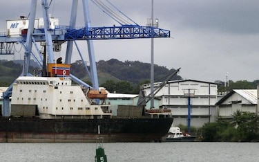 Buque norcoreano detenido en Panamá atraviesa el Canal
