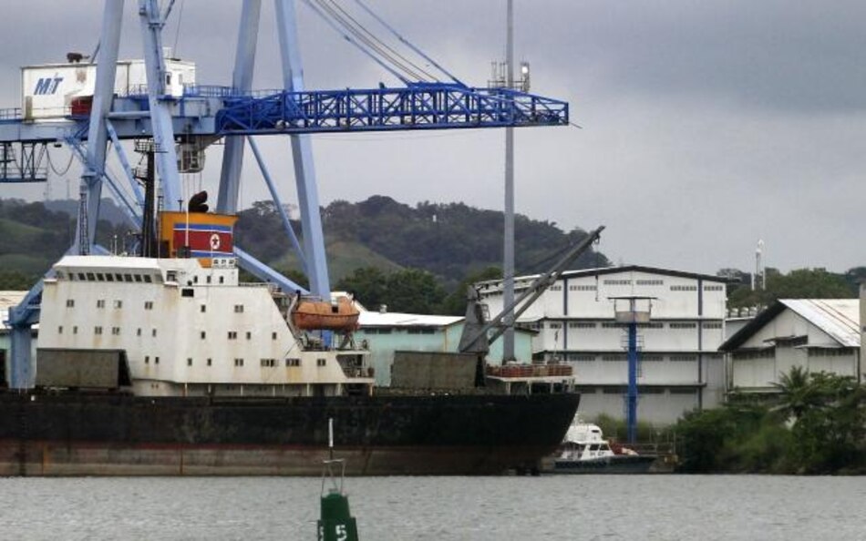 Buque norcoreano detenido en Panamá atraviesa el Canal