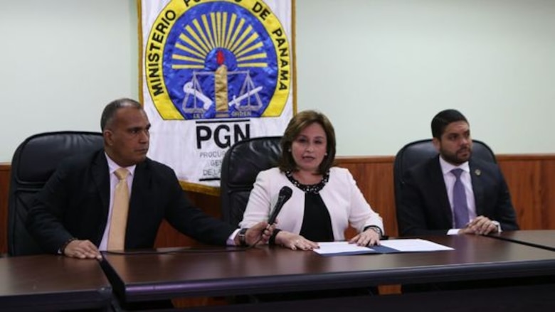 Exministros del MOP y del Miviot y siete constructoras son investigados por caso Blue Apple