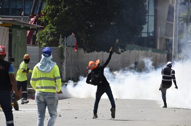 Obreros y policías, enfrentados en las afueras de la sede del PRD