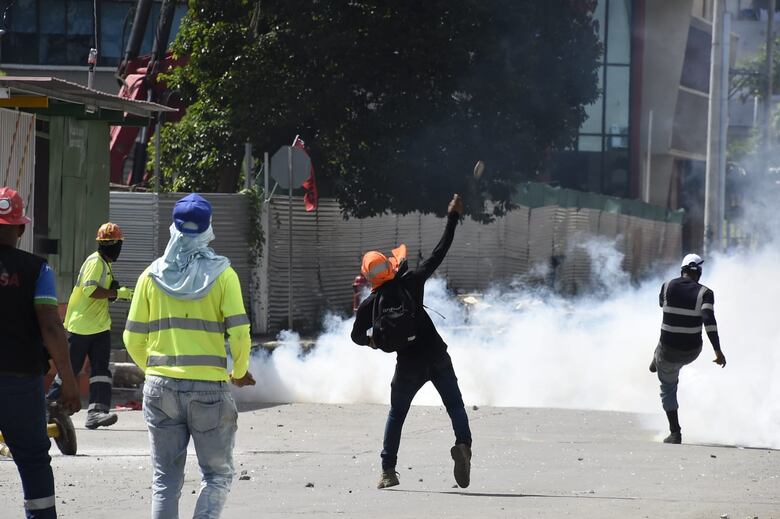 Obreros y policías, enfrentados en las afueras de la sede del PRD
