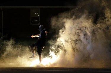 Dos heridos de bala y más de 30 detenidos en una nueva noche violenta en Misuri