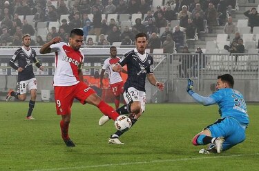 Mónaco golea 4-0 en Burdeos con triplete de Falcao
