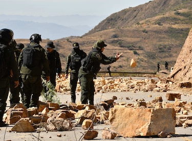 Policías y militares limpian carreteras bloqueadas en el occidente y centro de Bolivia