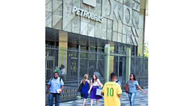 Ganancias de Petrobras caen a $100 millones