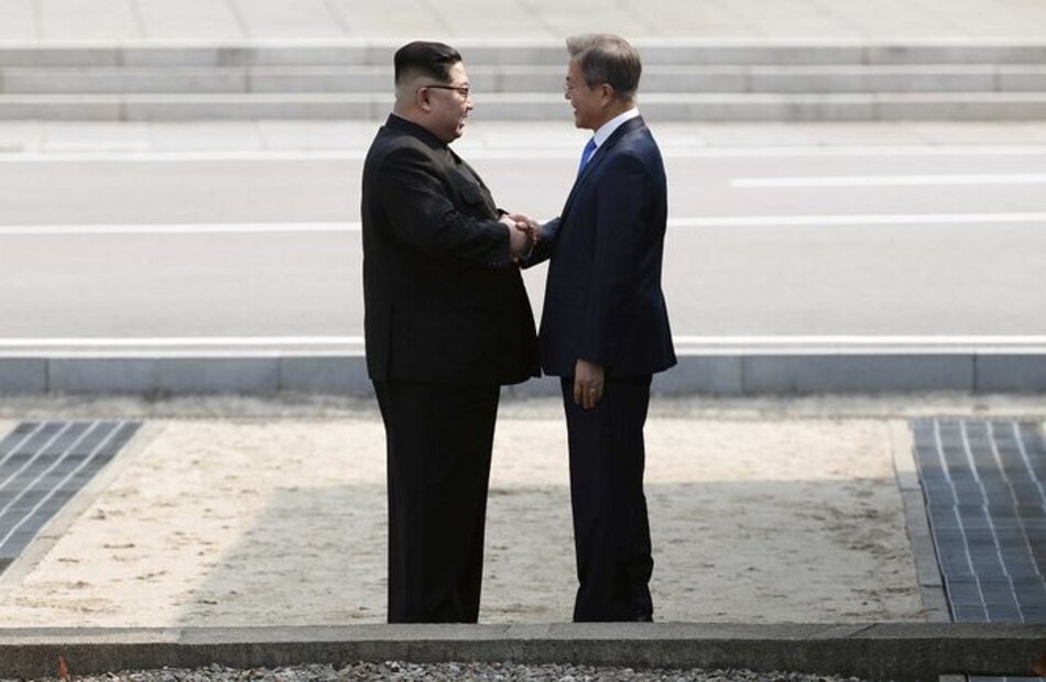 Kim y Moon dan inicio a la cumbre intercoreana con un histórico apretón de manos
