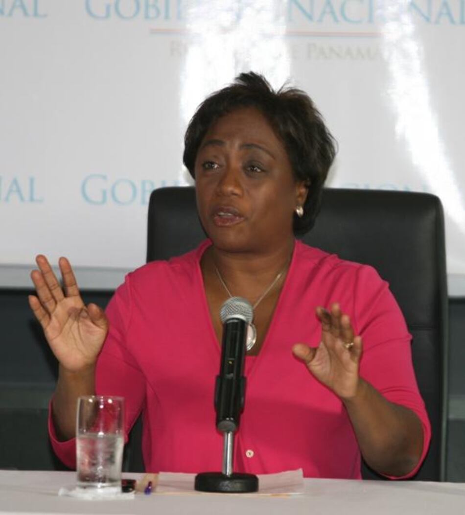 Ministra de Educación no puede salir de Defensoría