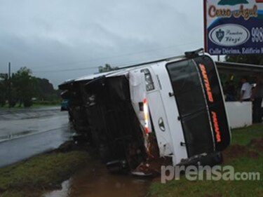 Colisión entre bus y vehículo articulado deja siete heridos