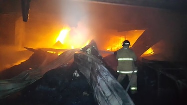 Bomberos sofocan incendio en una fábrica ubicada en Santa Ana