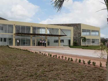 Meduca inspecciona construcción de escuela modelo en La Chorrera