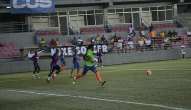 Estrellas colombianas y panameñas, en la cancha