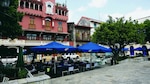 El libertador que domina una plaza bohemia