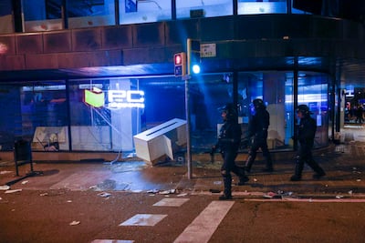 Un centenar de detenidos en una tarde de disturbios en una protesta juvenil en Barcelona